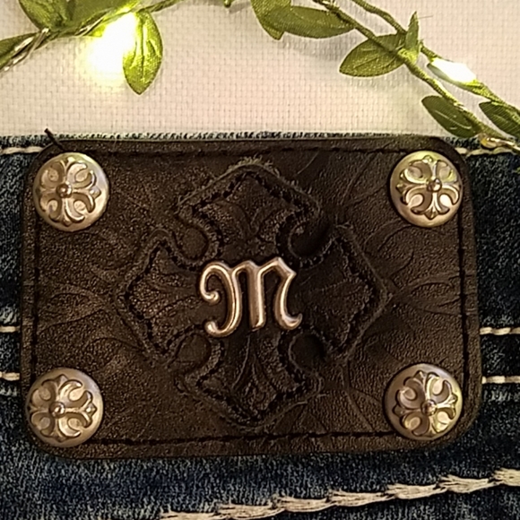 EUC Miss Me Straight Leg Rhinestone Cross Pocket - Picture 8 of 8